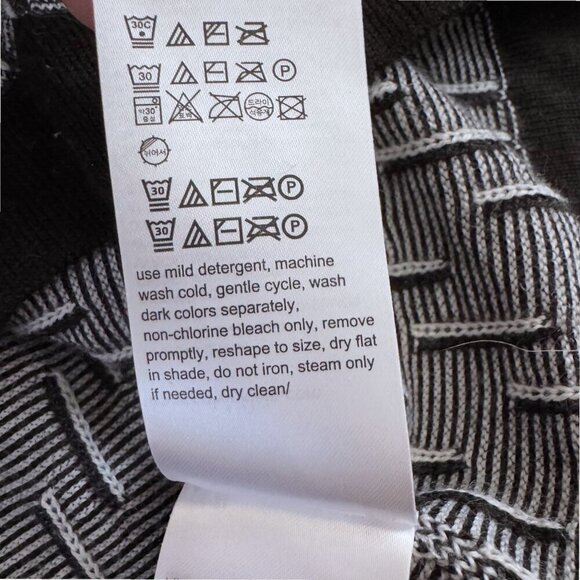 CALVIN KLEIN Men's Black White Geometric Italian Merino Wool Yarn Sweater M - Picture 6 of 7